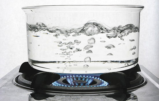 boiling water تصفیه آب با جوشاندن آب