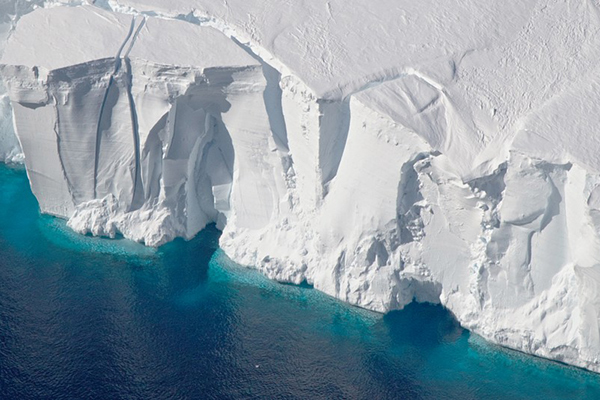 7% آب پاکیزه در یخچال های طبیعی و توده‌های یخ قرار دارد  7% freshwater is contained in glaciers and ice caps