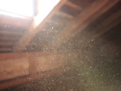   ذرات گردوغبار معلق در نور dust particles dancing in a beam of sunlight