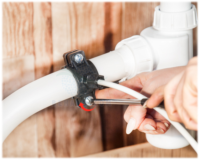 How To Install the Drain Saddle For Your RO System  آموزش نحوه نصب بست فاضلاب در دستگاه تصفیه آب اسمز معکوس 