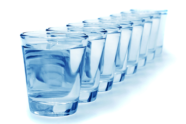 نوشیدن هشت لیوان آب در روز Drinking eight glasses of water daily