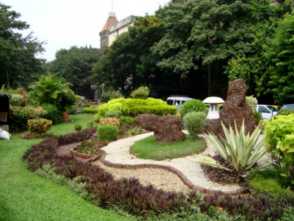 The Orchid in Mumbai has a Sewage Treatment Plant on its roof to treat all waste water ارکیده در مومبای دارای تاسیسات تصفیه آب است که روی سقف نصب شده تا تمام فاضلاب را تصفیه کند.