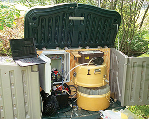 An automated sampling station installed along the East Branch Milwaukee River, New Fane, Wisconsin. ایستگاه نمونه برداری خودکار  آب