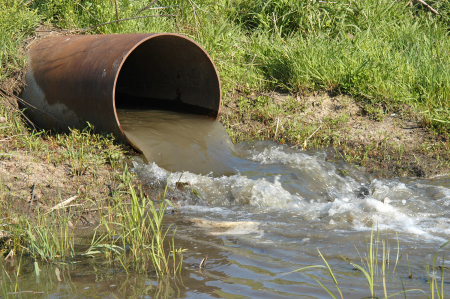 wastewater in river فاضلاب در رودخانه